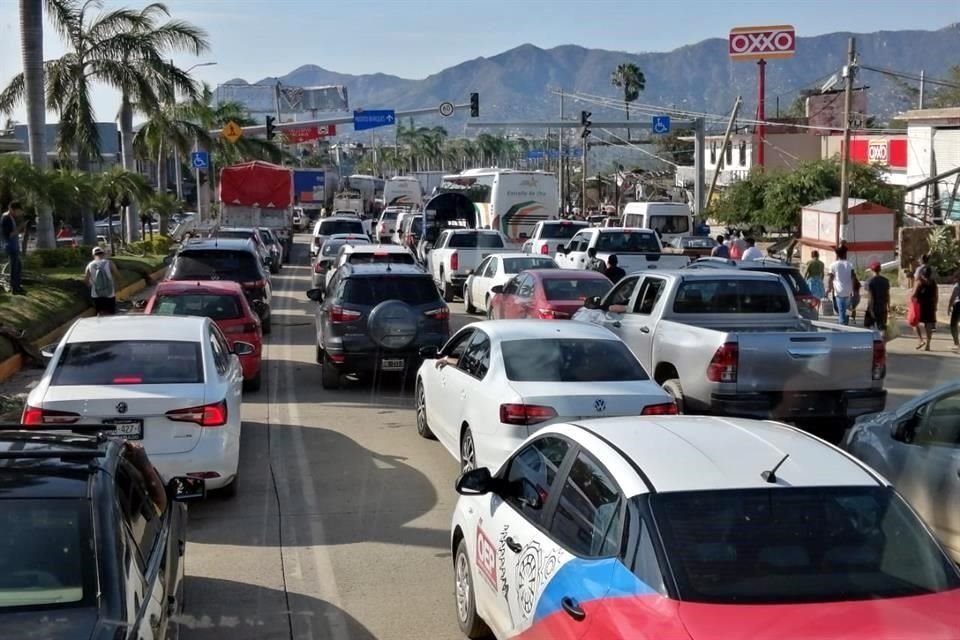 Una larga fila de vehículos se registra a la entrada de Acapulco.