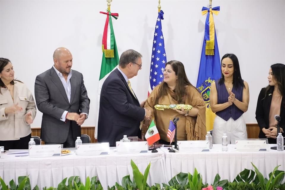 La diputada priista Hortensia Noroña recibió en el Congreso local a la delegación encabezada por el Vicegobernador de Washington, Denny Heck.