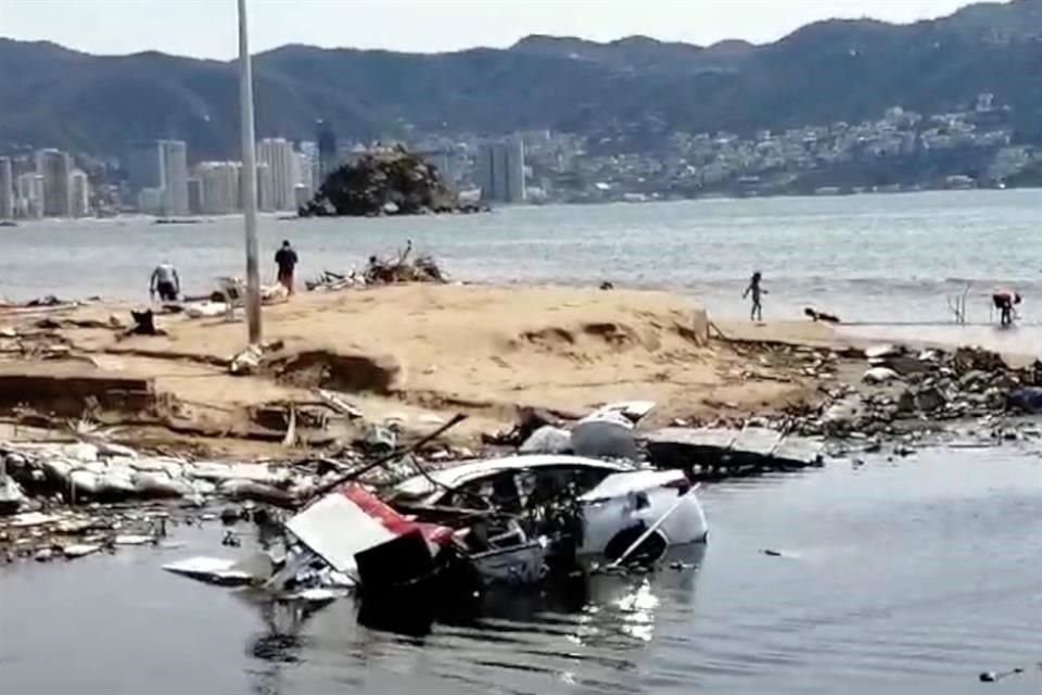 A más de un día del golpe del huracán 'Otis', la zona popular y la tradicional zona hotelera refleja desesperación, tragedia y caos.