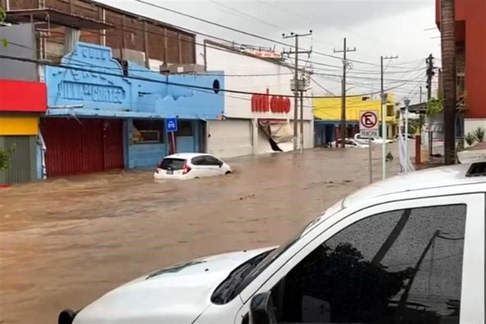 En las calles del municipio de Coyuca de Benítez, el agua llegó a la mitad de los vehículos.