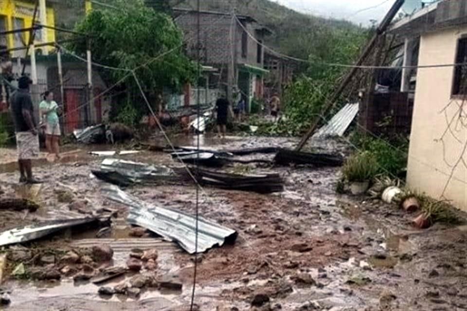 Las calles de Coyuca de Benítez quedaron cubiertas por el lodo.