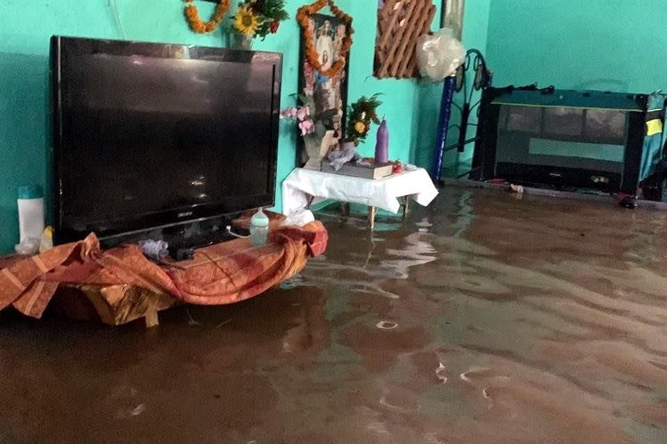 En el Municipio de Pungarabato, también en Tierra Caliente, se registraron domicilios y calles inundadas, así como caída de árboles.