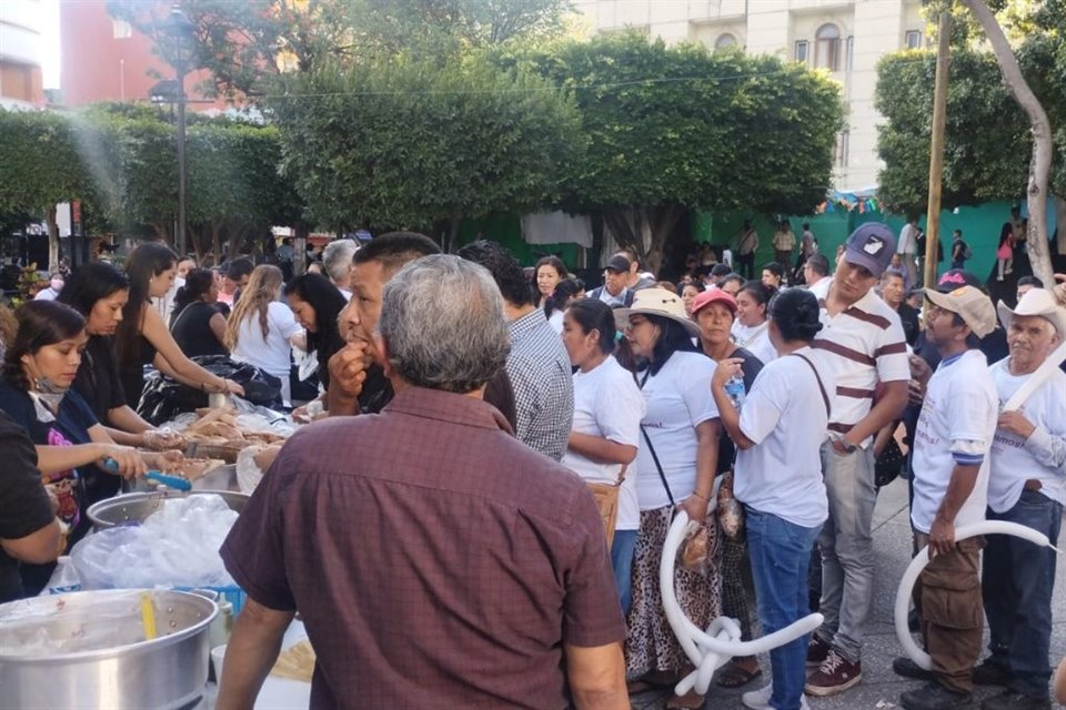 Previo al Segundo Informe de la Alcaldesa de Chilpancingo, Norma Otilia Hernández, los acarreados recibieron comida.