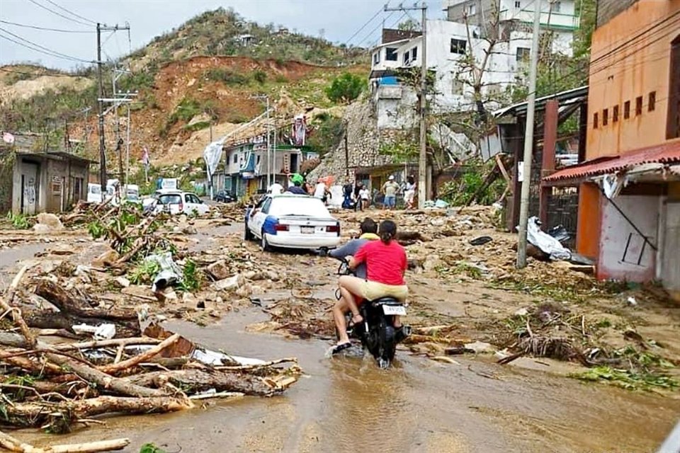 Tragedia causada por 'Otis' se extiende más allá de Acapulco, pues colonias de municipios como Coyucan y Ajuchitán quedaron inundadas.