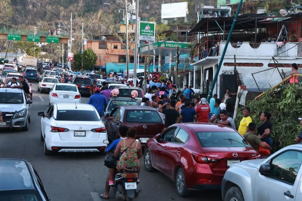 Falta de energía eléctrica, alimentos, agua, gasolina y telefonía obligó a cientos de acapulqueños a buscar refugio en municipios aledaños.