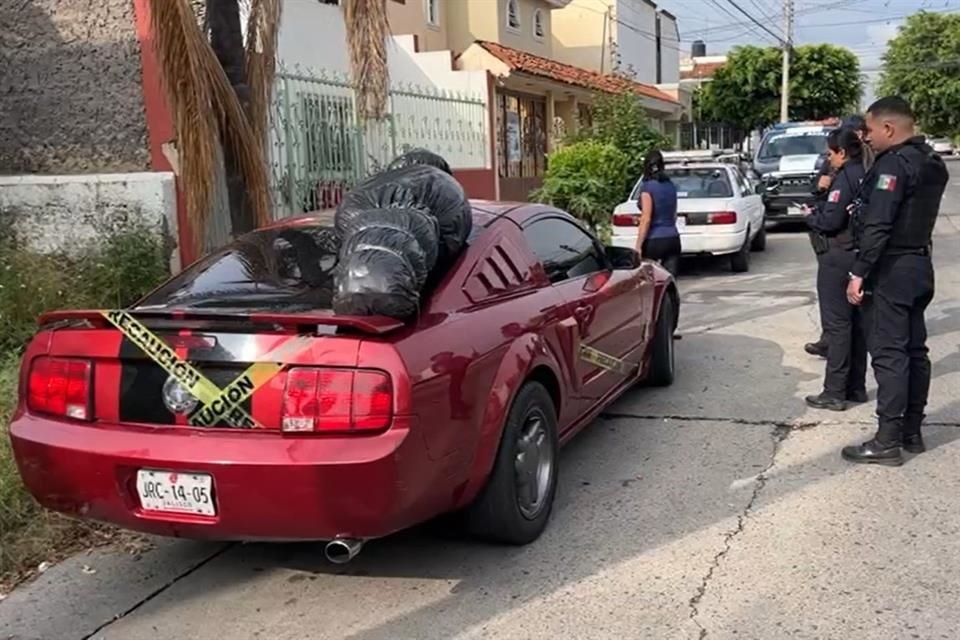 Un cadáver envuelto en bolsas y amarrado a un atomóvil, en la colonia Tabachines, alertó a autoridades, pero resultó ser un 'adorno' de Halloween.