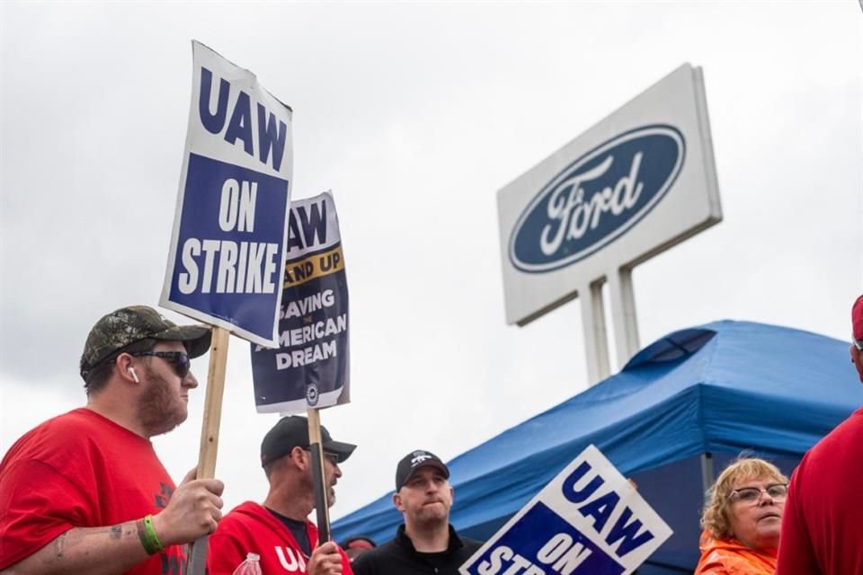 Miembros del UAW protestando afuera de las instalaciones de Ford en Michigan.