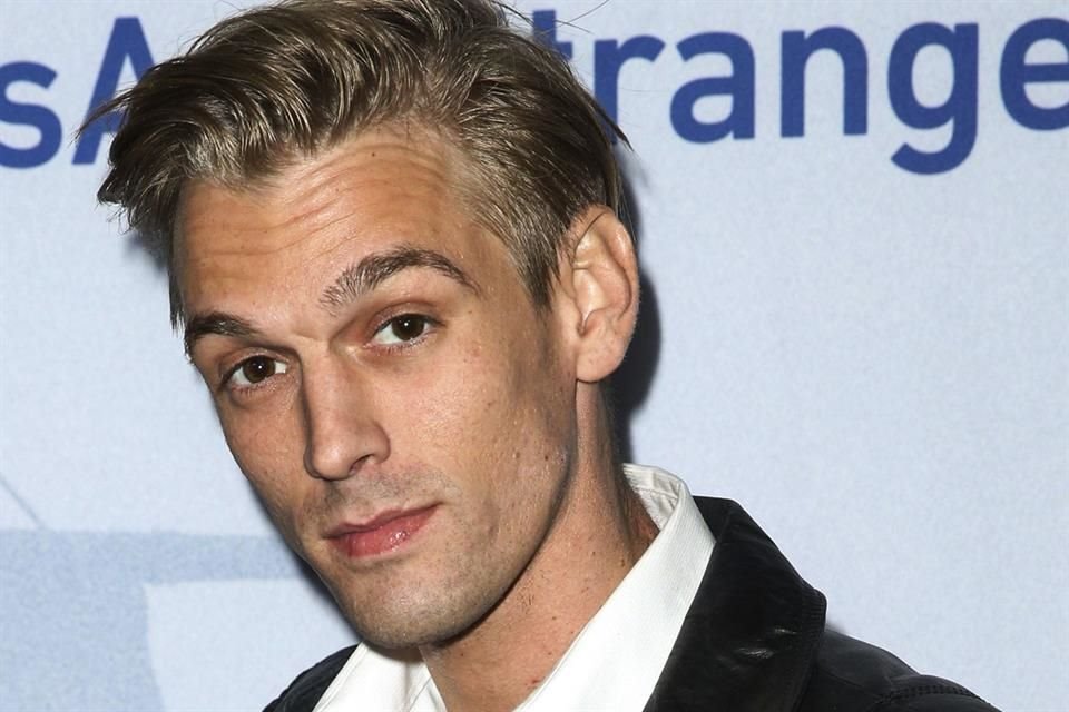 El hijo de Aaron Carter, Princeton Lyric, presentó una demanda acusando a médicos y farmacias por negligencia en la muerte de su padre.