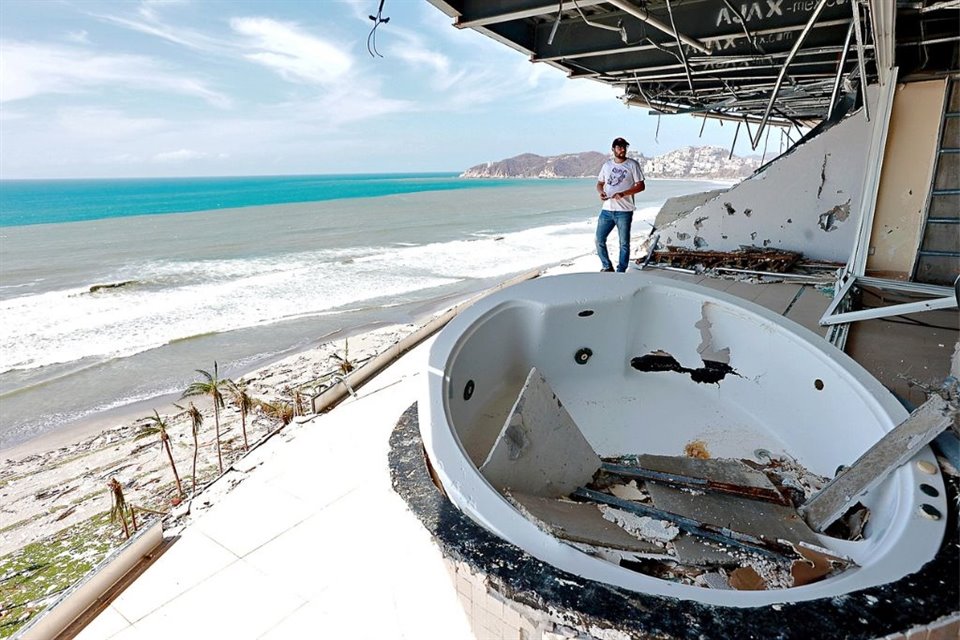 Tras paso de 'Otis', hogares en Acapulco quedaron completamente destrozados; algunos habitantes señalan que sólo podrán recuperar recuerdos.