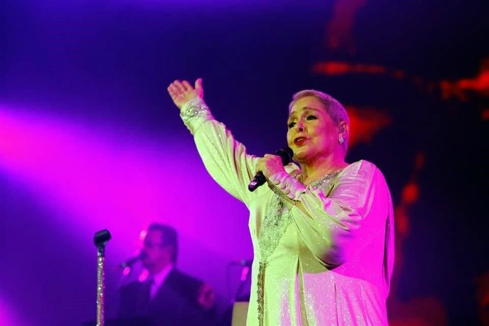Lupita D'Alessio celebra con los regios 53 años de carrera.