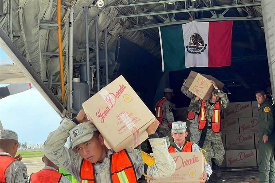 La ayuda humanitaria también ha llegado a Acapulco por los cielos, de parte de elementos de las secretarías de Marina y la Defensa Nacional, así como de la Coordinación Nacional de Protección Civil.