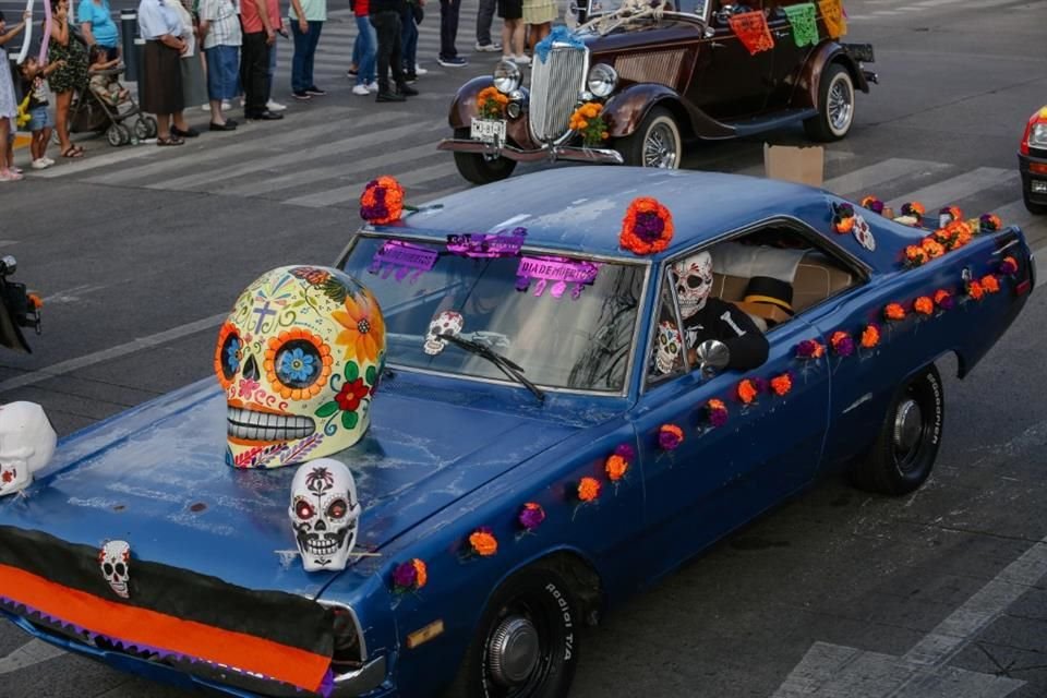 Otro de los contingentes del desfile fue de carros clásicos que fueron decorados con la temática.