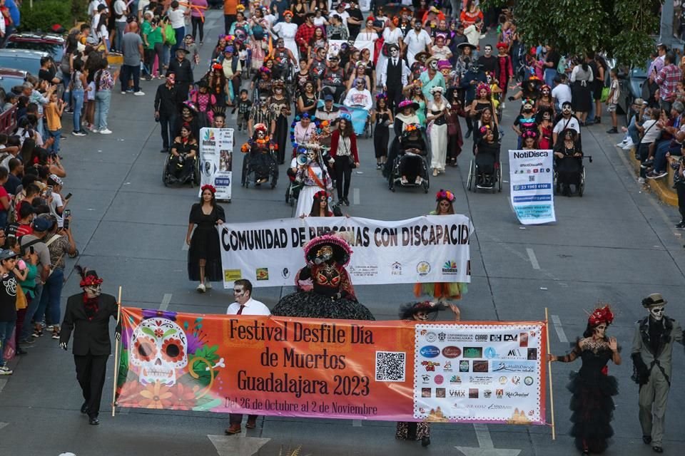 El Festival Desfile Día de Muertos Guadalajara 2023 se formó a través de varios contingentes.