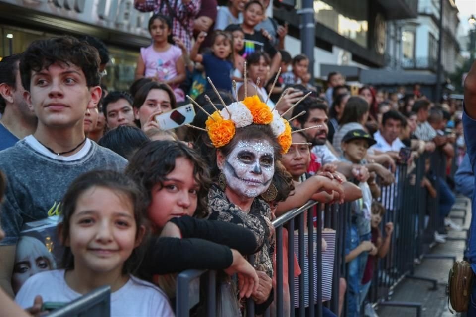 Gente entre el público también se caracterizó con la temática del Día de Muertos.