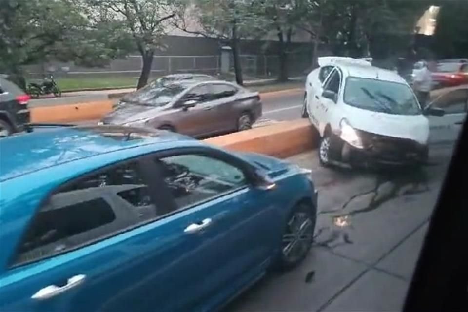 El saldo fue de 12 vehículos dañados, incluido el camión y siete personas con lesiones leves.