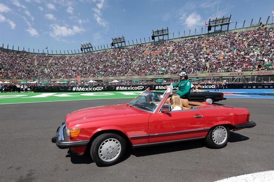 Fernando Alonso en el tradicional desfile de los pilotos.