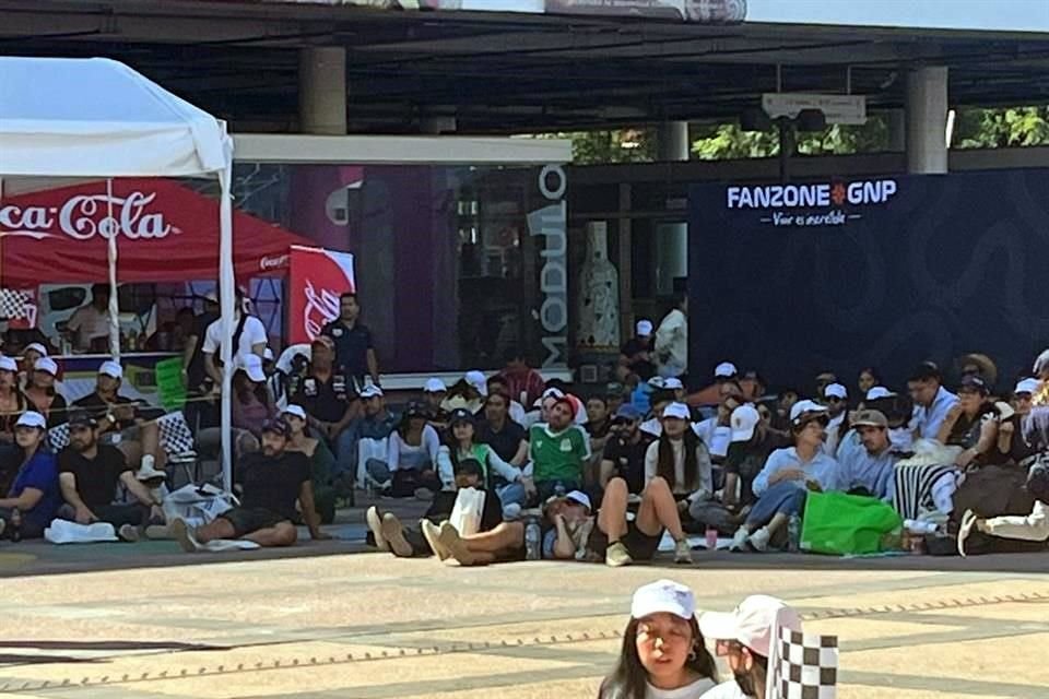 La gente en el FanZone de la Alcaldía Miguel Hidalgo se fue cuando se enteraron de la salida de Checo Pérez del GP de México, otros prefirieron cubrirse del sol.