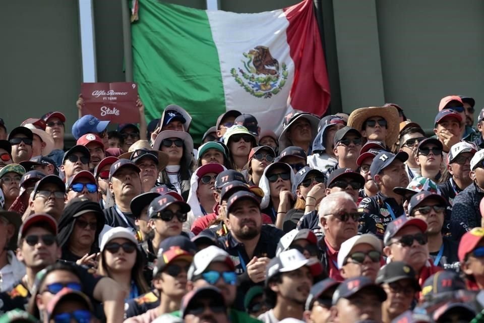 Las caras largas se apoderaron de las tribunas del Autódromo Hermanos Rodríguez tras la salida de Checo Pérez del GP de México, algunos optaron por irse antes de finalizar la carrera.