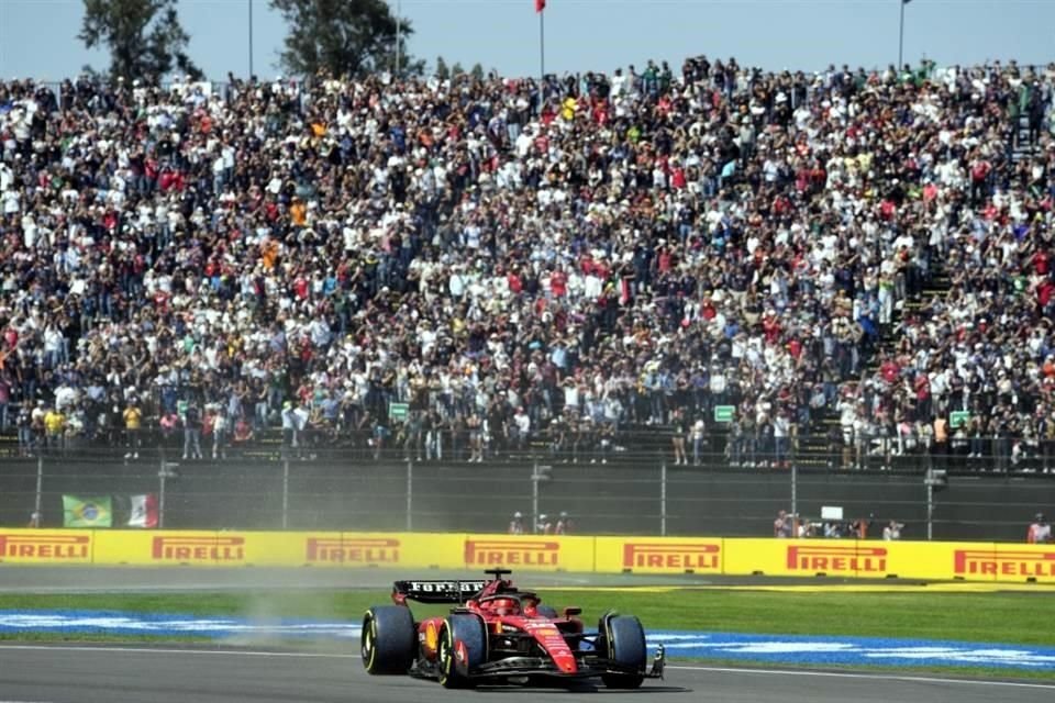 Charles Leclerc no se salvó y pagó el hecho de haberse tocado con Sergio Pérez en la arrancada.