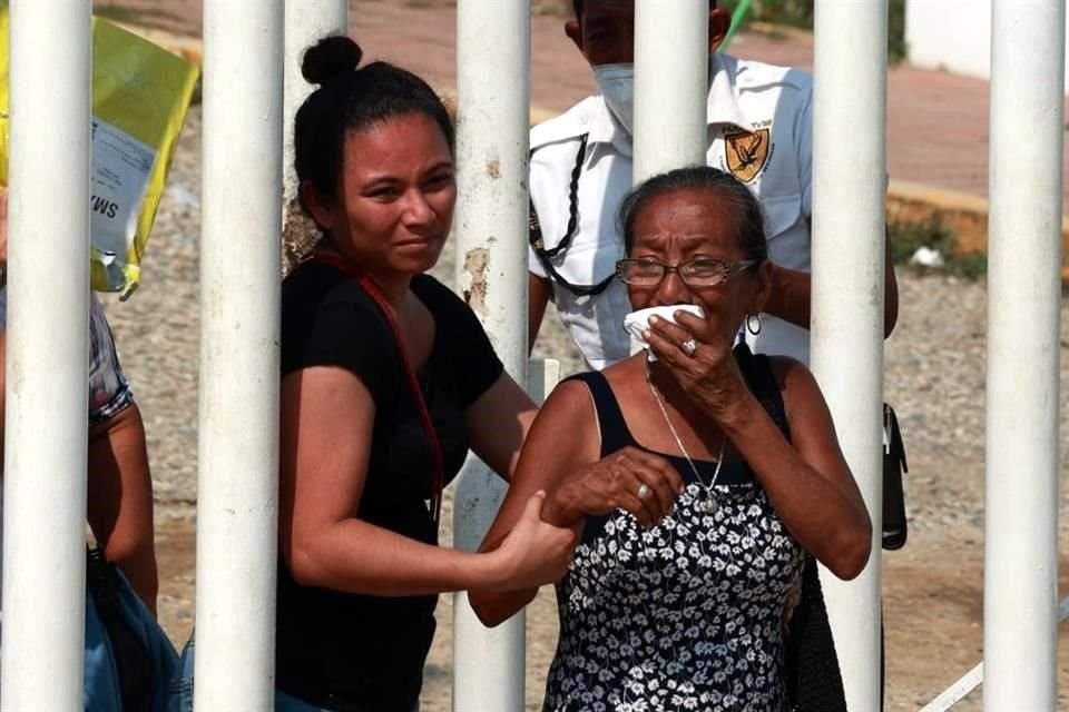 En Semefo de Acapulco así salieron familiares de cuatro personas que murieron tras deslave en la Colonia 20 de noviembre por golpe del huracán 'Otis'.