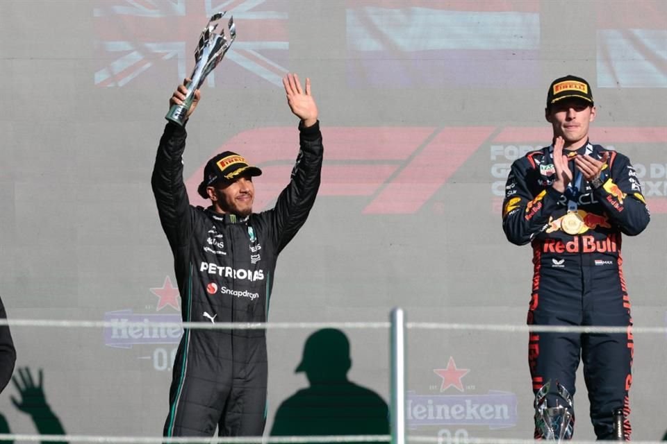 Lewis Hamilton durante la ceremonia de premiación.