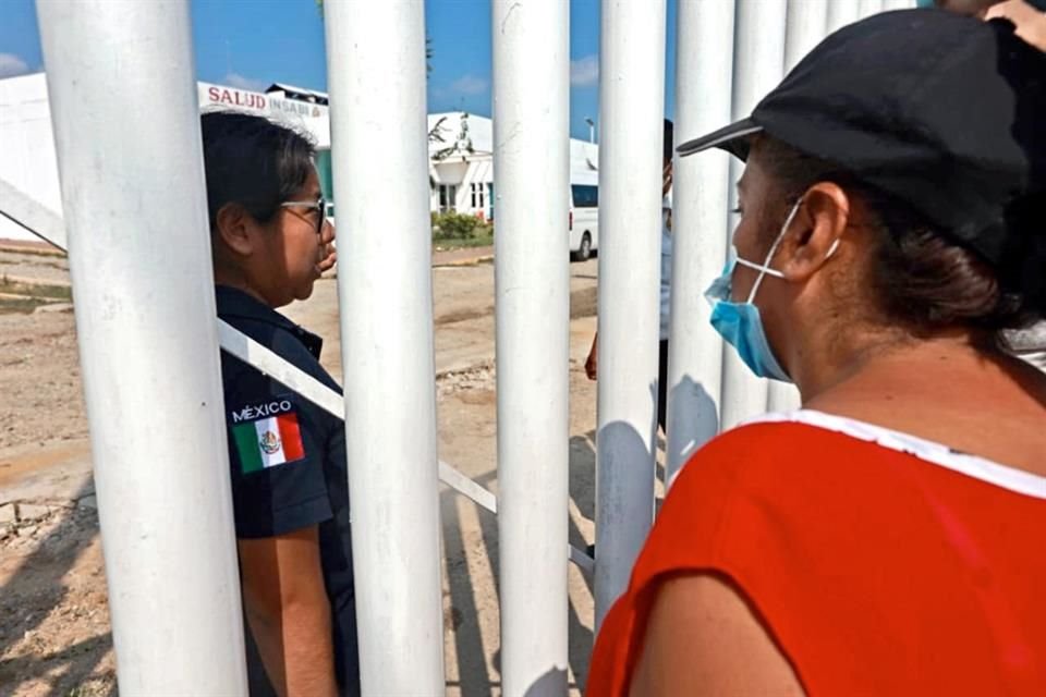 Decenas de personas han llegado al Semefo como última instancia en la búsqueda de sus parientes desaparecidos.