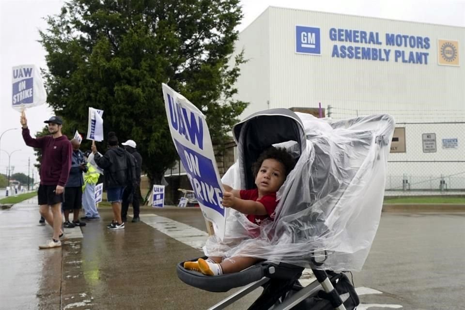 El acuerdo tentativo de GM tiene términos económicos similares a los de Ford, aunque aún debe ser ratificado por los miembros del sindicato de la armadora.