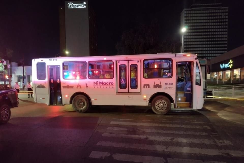 El hecho ocurrió la noche del domingo en el cruce de Calzada González Gallo y calle Parras, en la Colonia El Álamo, en Tlaquepaque; lo detuvieron hasta la Calzada Independencia.