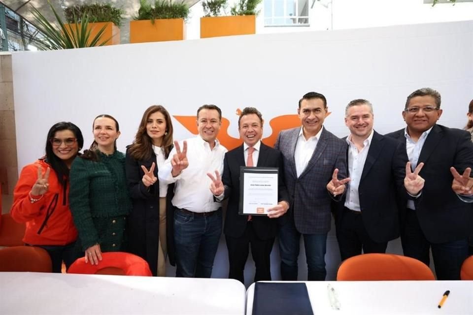Citlalli Amaya, Mirza Flores, Verónica Delgadillo, Manuel Romo, Salvador Zamora, Sergio Barrera y Mario Alberto Rodríguez, acompañaron a Pablo Lemus en su registro.