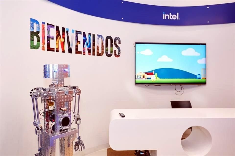 Un robot da la bienvenida en el Centro de Visitantes de Intel.