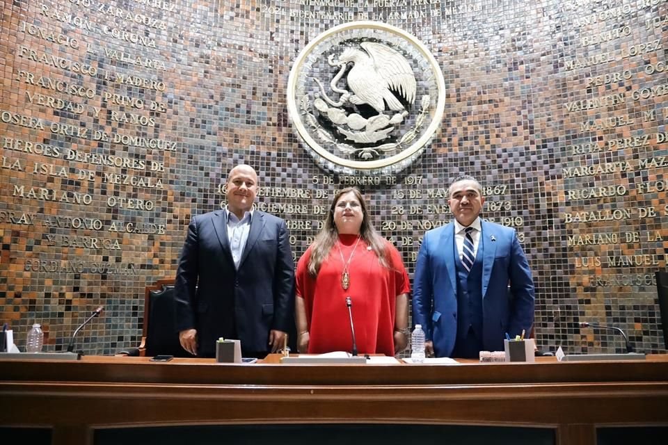 Acompañada del Gobernador Enrique Alfaro y del presidente del Poder Judicial, Daniel Espinosa, la diputada Hortensia Noroña rindió su informe.