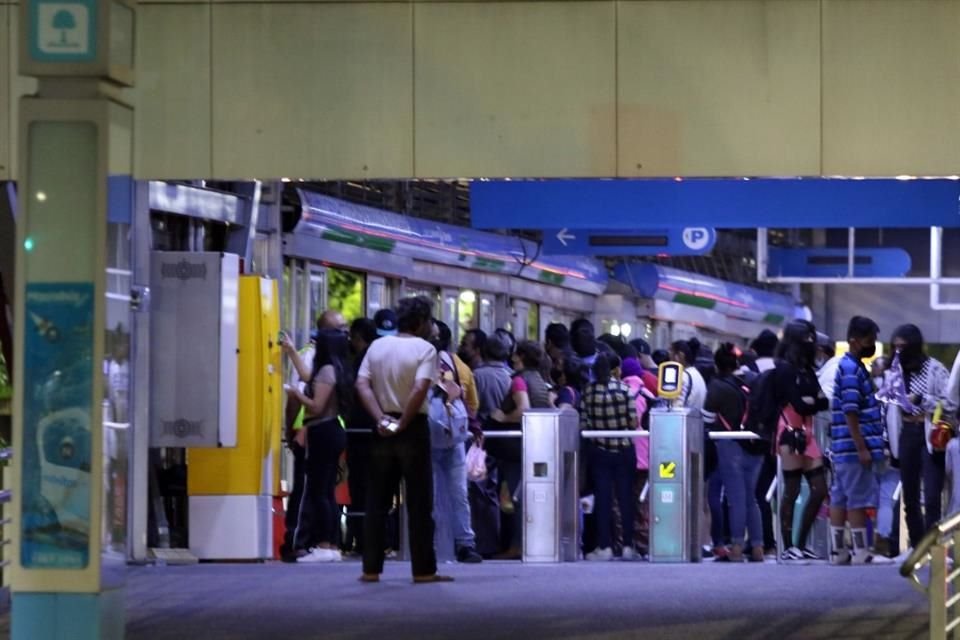 Ciudadanos suelen verse afectados por la falta de transporte público en el día de Halloween.