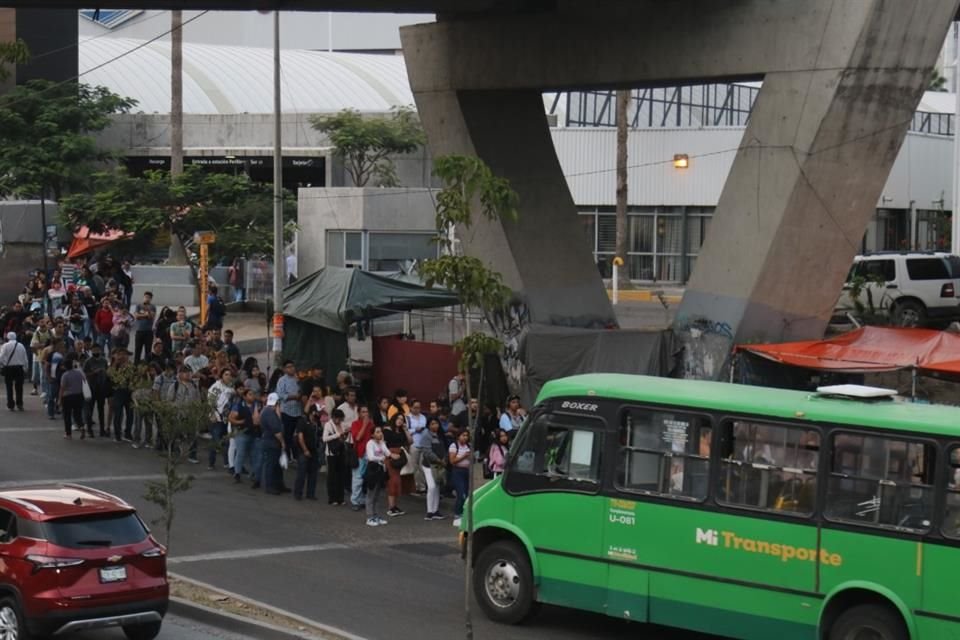 Personas esperan por más de media hora la ruta 619 naranja, que normalmente cada 5 a 8 minutos.