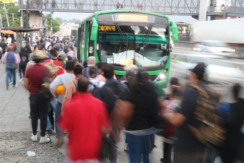 Hasta más de media hora sin pasar es el retraso que usuarios han reportado en las unidades de transporte público.