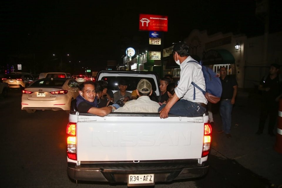 A falta de camión, el conductor de una camioneta se llevó a varias personas por $10 en López Mateos Sur. 