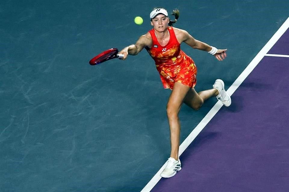 La kazaja Elena Rybakina necesitó de dos horas y 24 minutos para vencer 6-0, 6-7(4) y 7-6(2) a la griega Maria Sakkari en las WTA Finals.