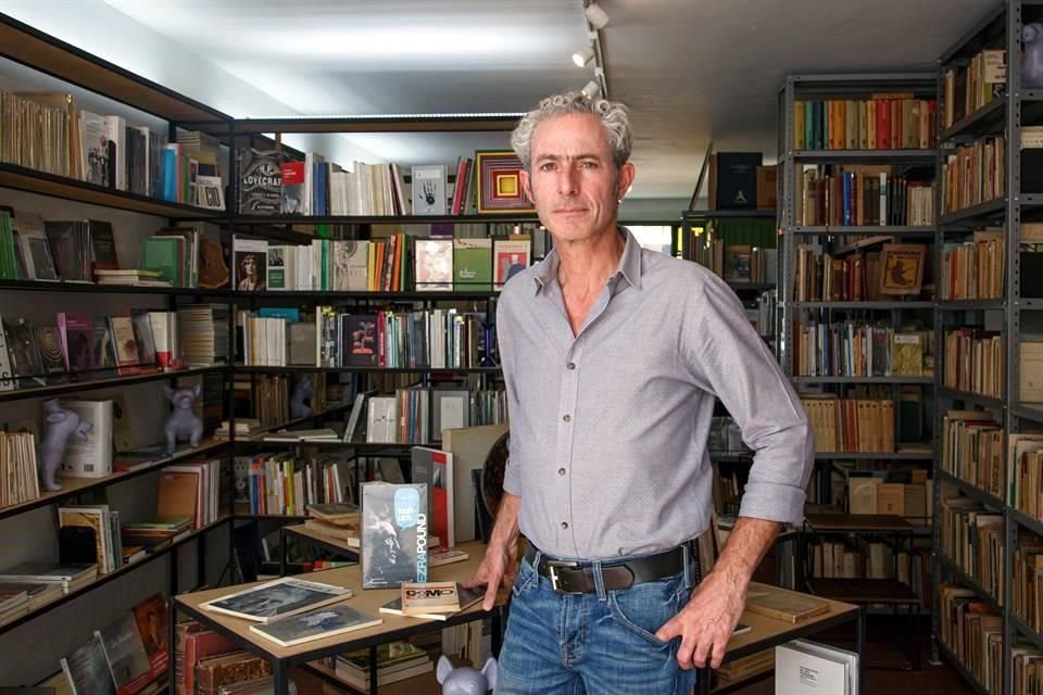 Carlos Ranc en su librería, Elegante Vagancia, en una sesión de fotos para MURAL, en 2019.