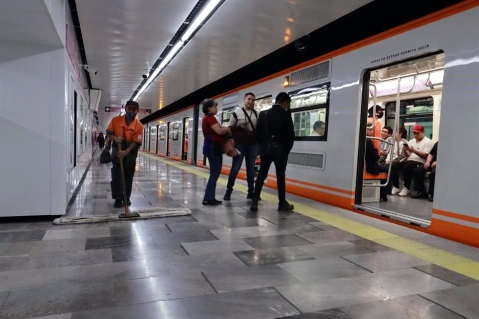 En promedio, el paso de trenes en cada estación de la Línea 1 del Metro es de 4.5 minutos.