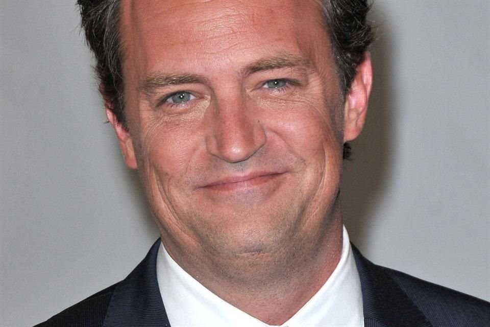 La muerte de Matthew Perry está bajo la lupa de la División de Robos y Homicidios en LA; pruebas iniciales descartan drogas ilegales.