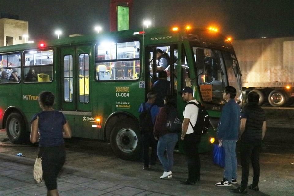 Setran reportó 18 unidades de transporte público vandalizadas y tres choferes heridos por objetos lanzados desde el exterior.