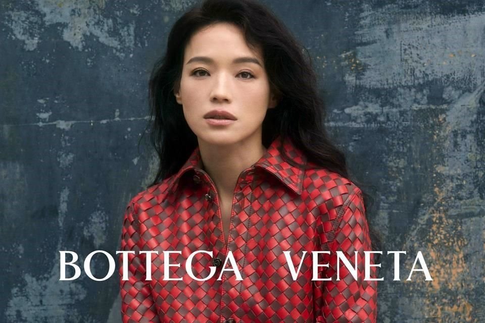 La actriz Shu Qi se sumó como embajadora de la marca Bottega Veneta.