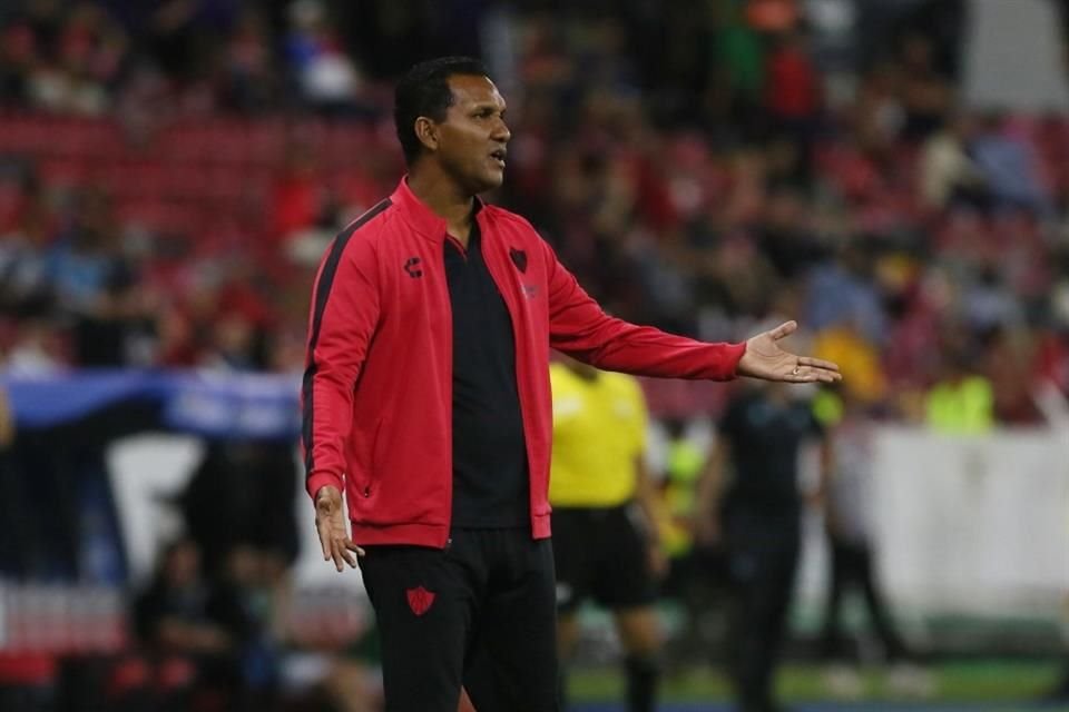 Omar Flores debutó como técnico interino del Atlas.