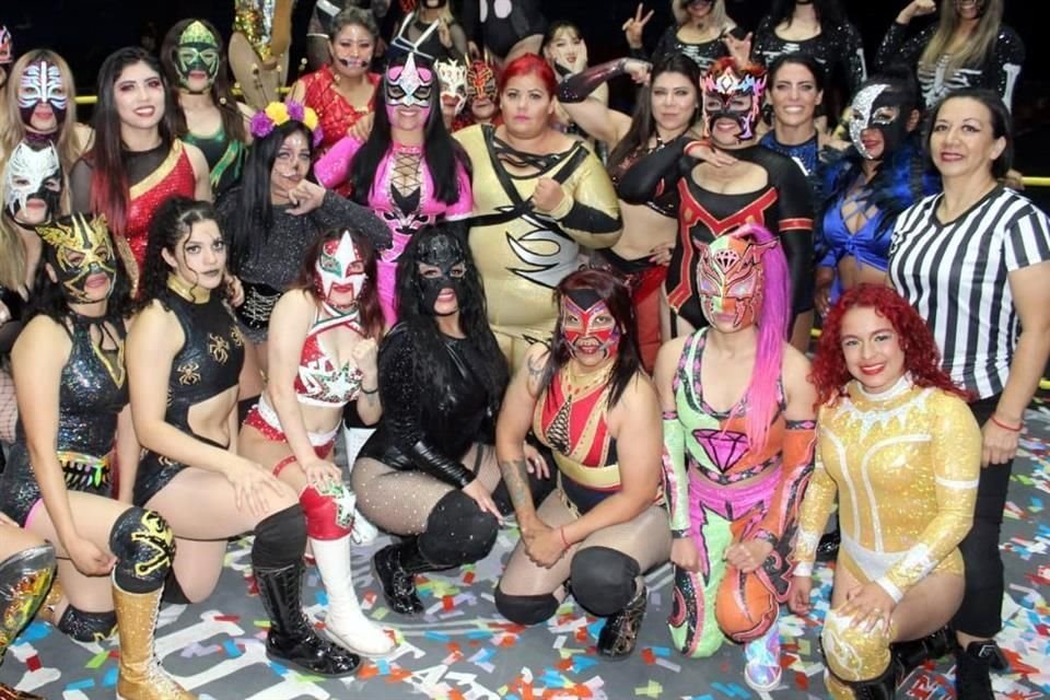 Las luchadoras mostraron lo mejor de su repertorio sobre el cuadrilátero.