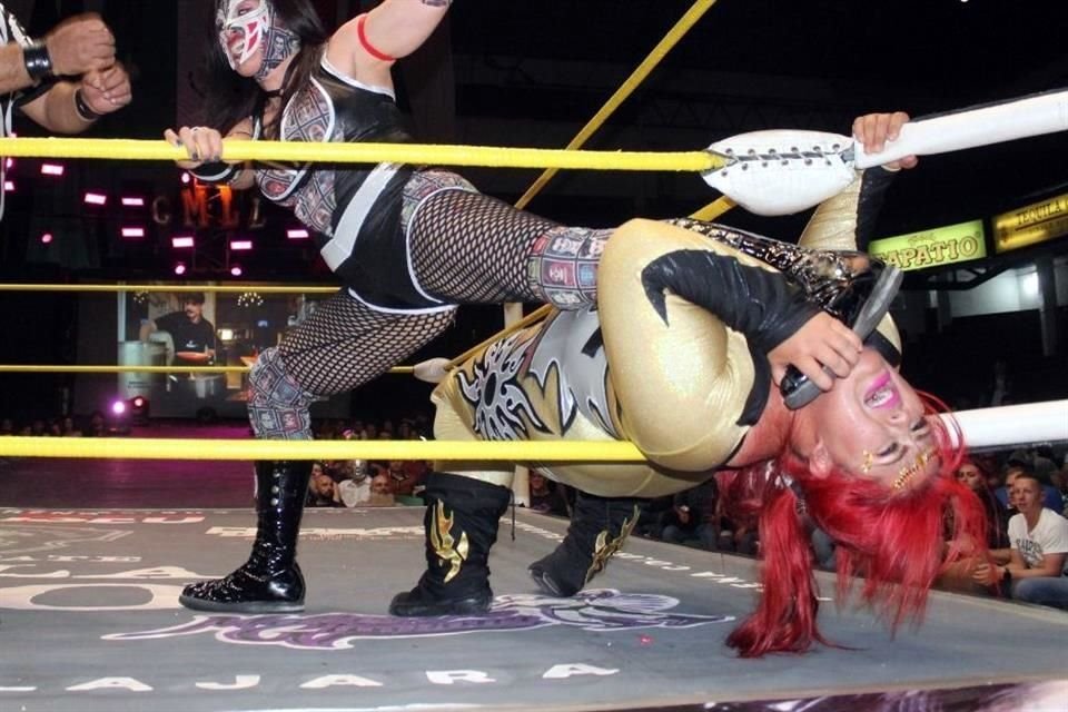 Las luchadoras mostraron lo mejor de su repertorio sobre el cuadrilátero.