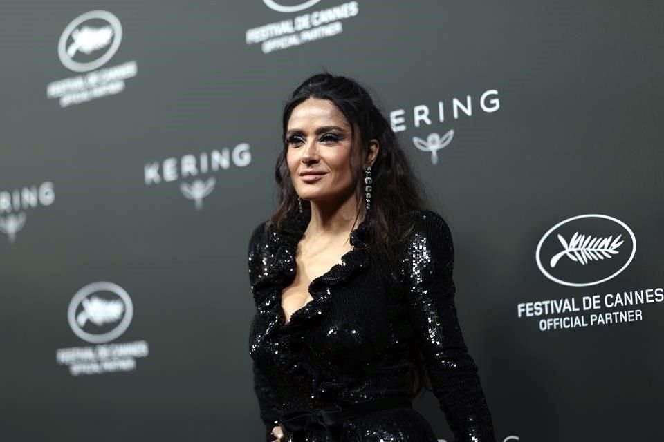 Salma Hayek compartió que está muy triste por el paso del huracán 'Otis' en Acapulco, por lo que invita a todos sus fans a donar.