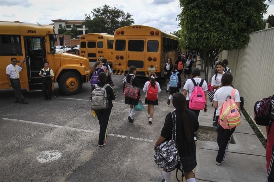 El costo del servicio particular de transporte escolar oscila entre 2 mil 800 y 3 mil 500 pesos por estudiante al mes; advierten padres de familia que llega a superar colegiaturas.