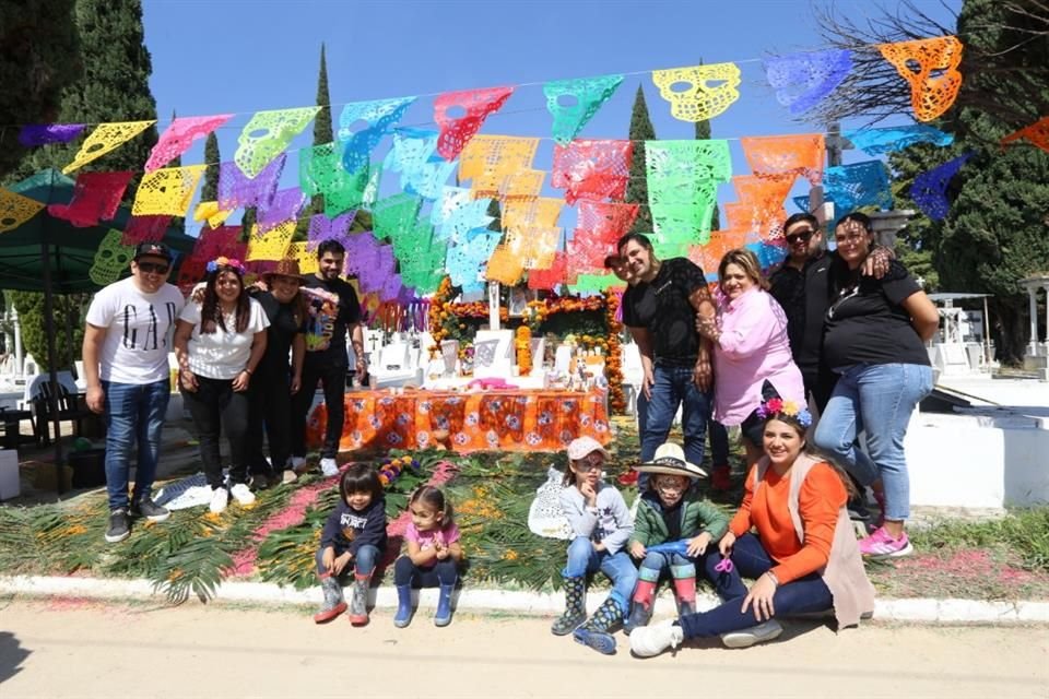 Cientos de personas acuden al Panteón Municipal de Tlaquepaque para rendir tributo a sus seres queridos en este Día de Muertos.