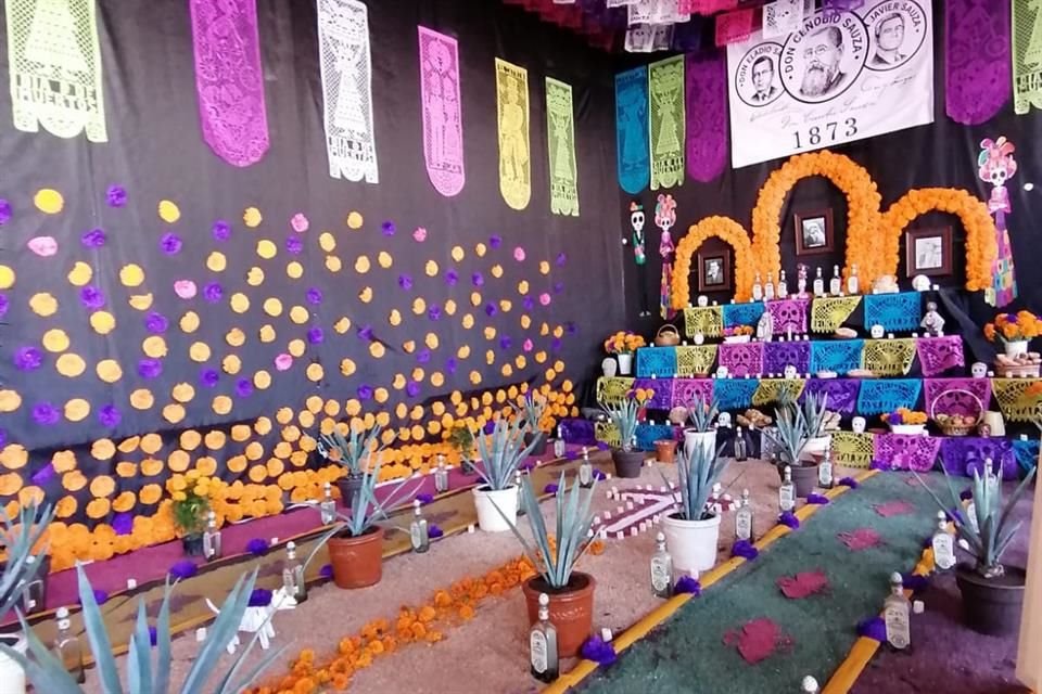 Música, color, catrinas, recuerdos, risas y llanto envuelven el Día de Muertos en el Panteón de Mezquitán, que hoy cumple 127 años.