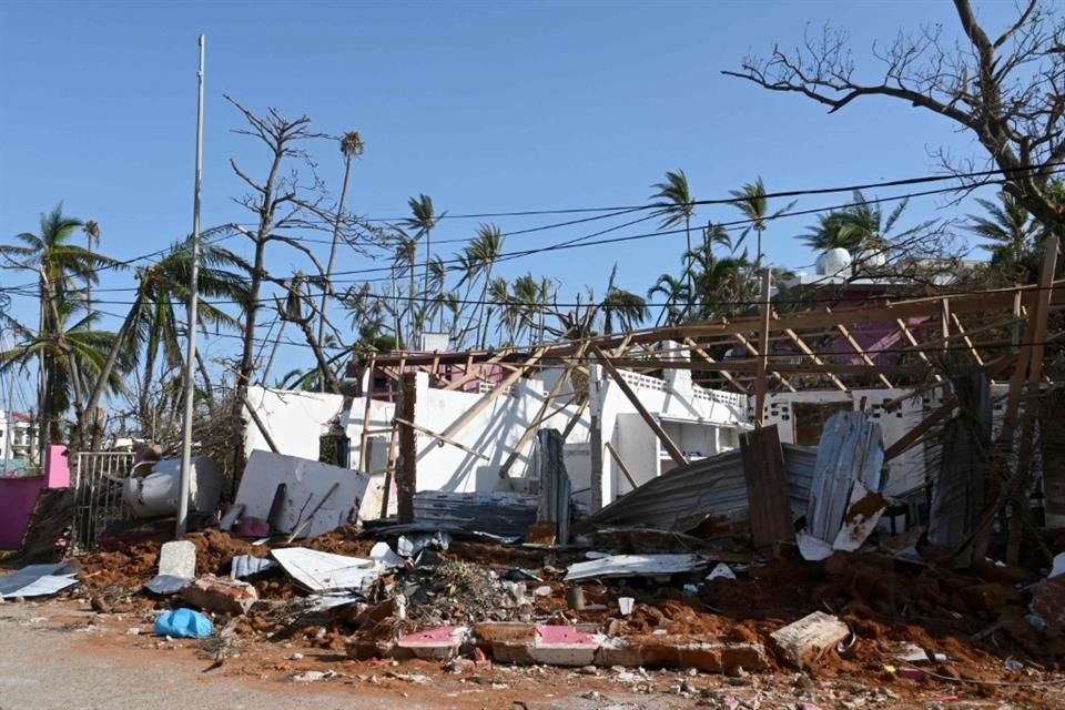 Arboles y techos derruidos son algunos destrozos que dejó 'Otis' en La Casa de Tarzán.