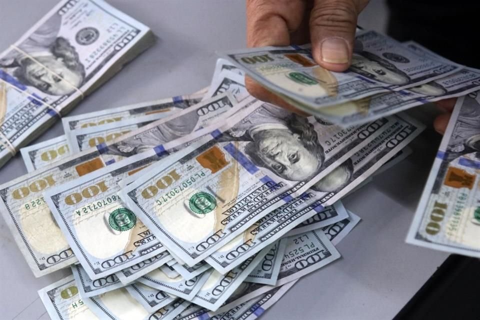 Hace una semana comenzó a bajar el precio del dólar y ya se refleja en los centros cambiarios de Guadalajara.